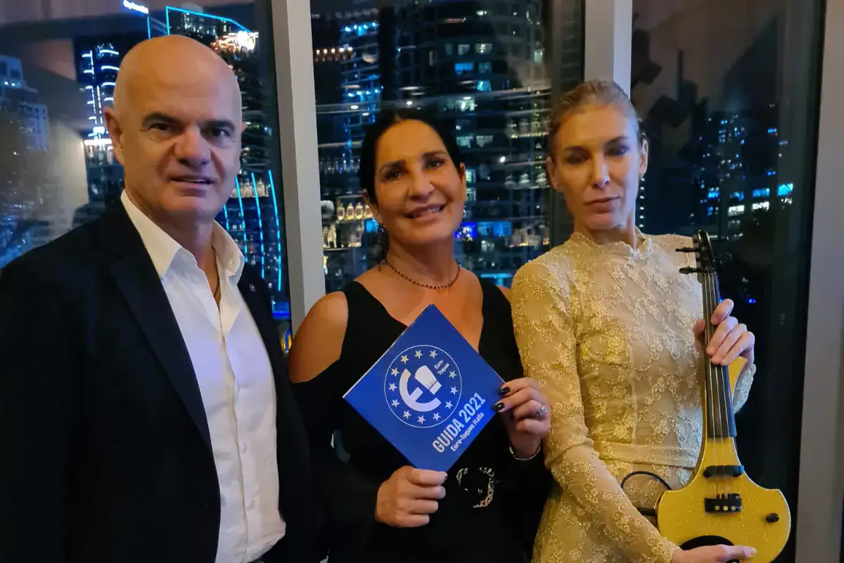 Enrico Derflingher con, al suo fianco, Lara Magoni assessore della Regione Lombardia al Turismo Euro-Toques con Enrico Derflingher protagonista al summit mondiale di Dubai