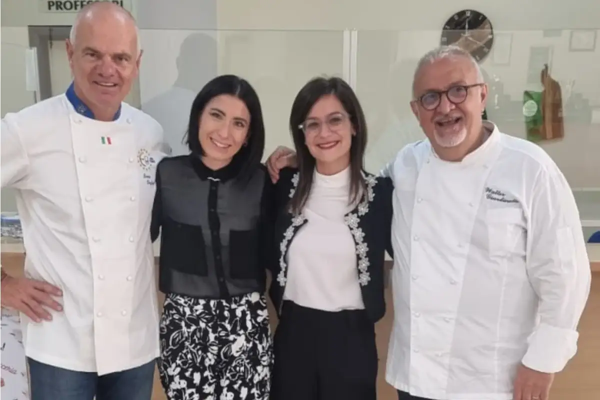 Derflingher e Giardinelli insieme a Teresa Ricci e Angela Salvitti dell'alberghiero Marchitelli&nbsp; Villa Santa Maria ha celebrato i cuochi insieme a Euro-Toques