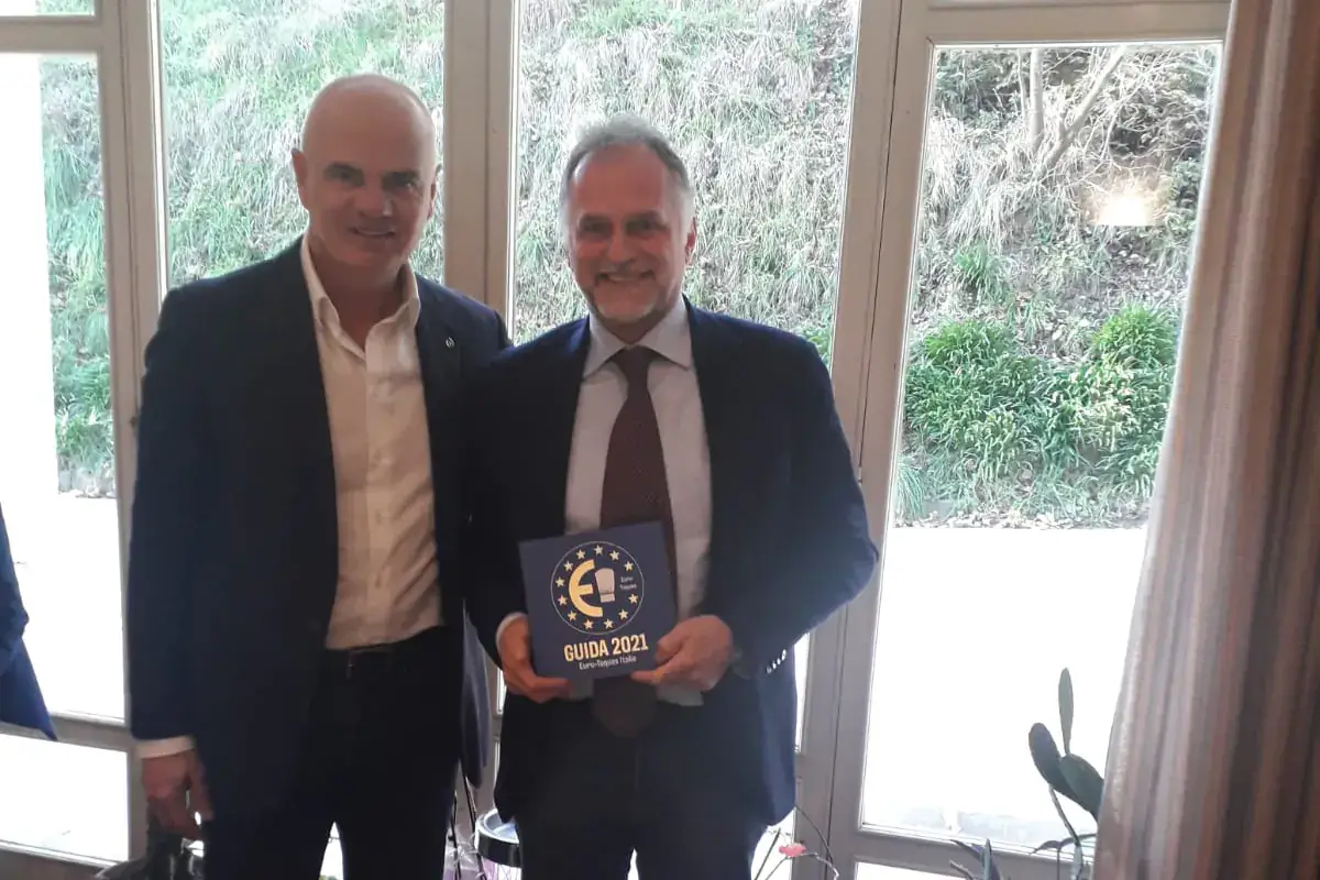 Enrico Derflingher con, a destra, il ministro al Turismo Massimo Garavaglia Acqualagna, ecco una scuola di formazione per gli chef del tartufo. Derflingher primo