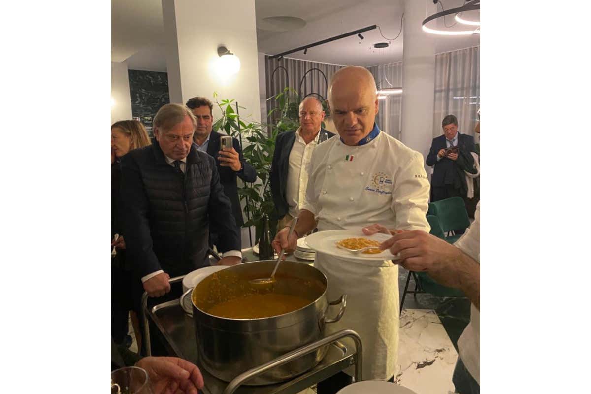 Derflingher mentre prepara il suo risotto Regina Vittoria  Premio alla carriera per Enrico Derflingher alle Stelle sul Lago d'Orta