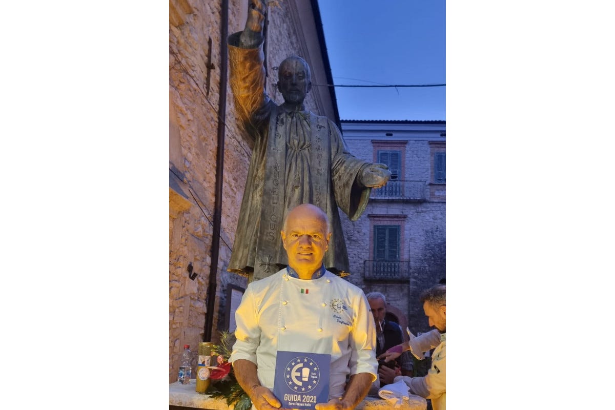 Derflingher davanti alla statua di San Francesco Caracciolo  Villa Santa Maria ha celebrato i cuochi insieme a Euro-Toques