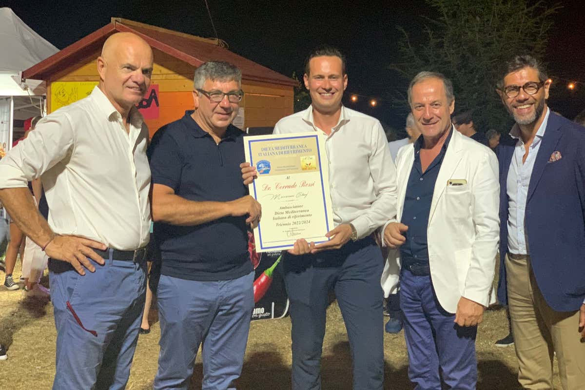 Derflingher con Giacomo Giovinazzo (Direttore Generale Dipartimento Agricoltura Regione Calabria), Corrado Rossi (manager Direttore Maccaroni Chef Academy), Antonio Leonardo Montuoro (Presedente Accademia Dieta Mediterranea di Nicotera) e  Vitaliano Papillo (Presidente GAL Terre Vibonesi) Enrico Derflingher nominato Ambasciatore della 'Nduja nel Mondo