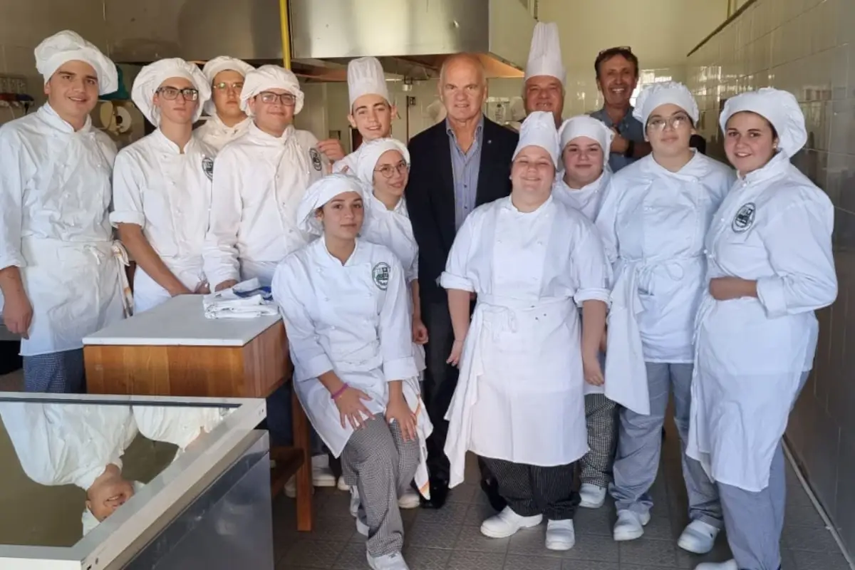 Enrico Derflingher insieme agli studenti dell'alberghiero Marchitelli&nbsp; Villa Santa Maria ha celebrato i cuochi insieme a Euro-Toques