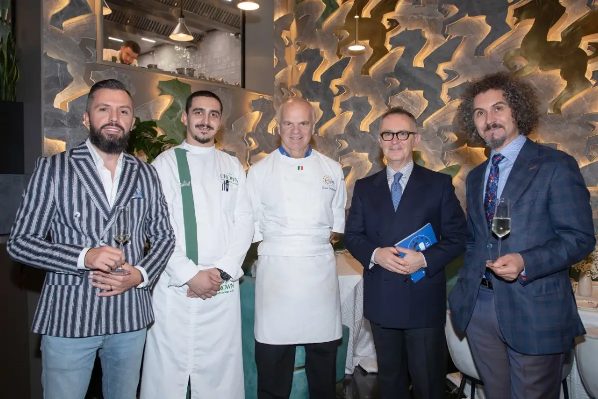 Da sinistra, Fatjon Selimaj, Adi Sudi, Enrico Derflingher, Fabrizio Bucci e Artan Shabani  Euro-Toques incontra l'Albania al The Crown di Tirana