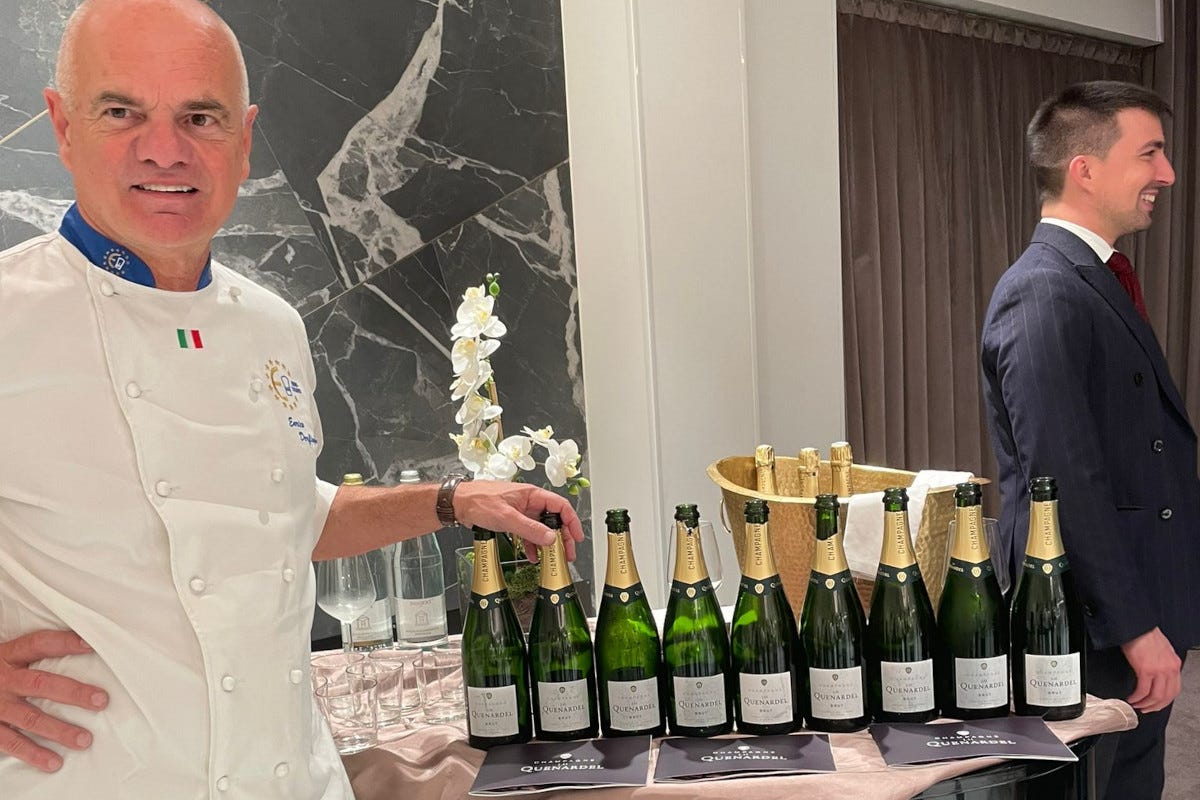 Enrico Derflingher con le bottiglie di Champagne Quenardel, partner di Euro-Toques Euro-Toques in Romagna per presentare il suo nuovo delegato