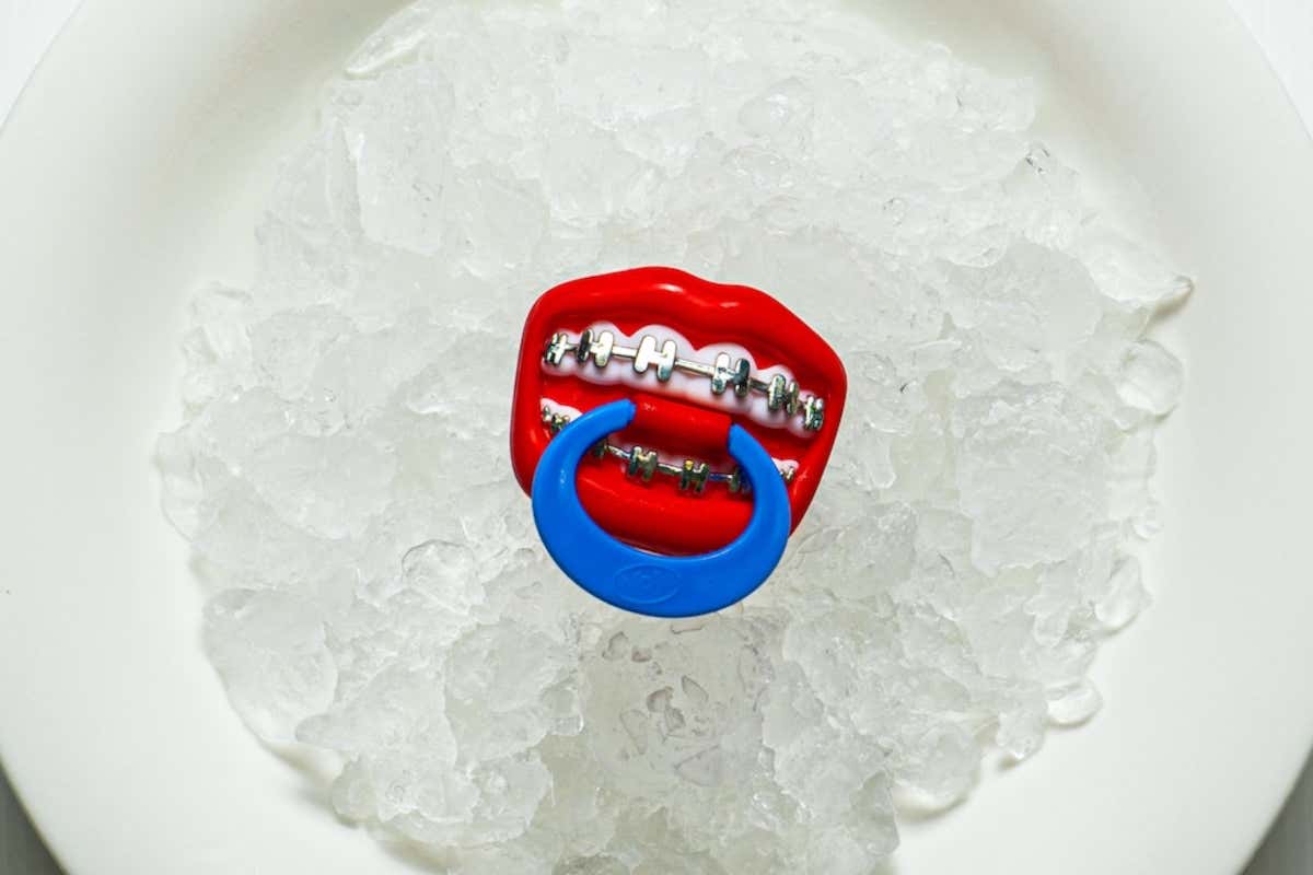 Il "ciuccio", una pallina di gelato alla banana e lampone che invita a tornare bambini