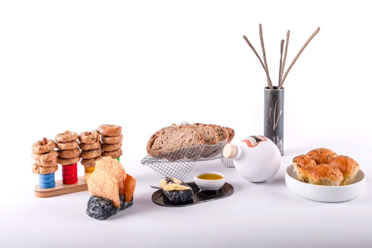 Servizio del pane prodotto con lievito madre e accompagnato da Burro salato della Normandia e Olio Oro Colato alla Trattoria Contemporanea