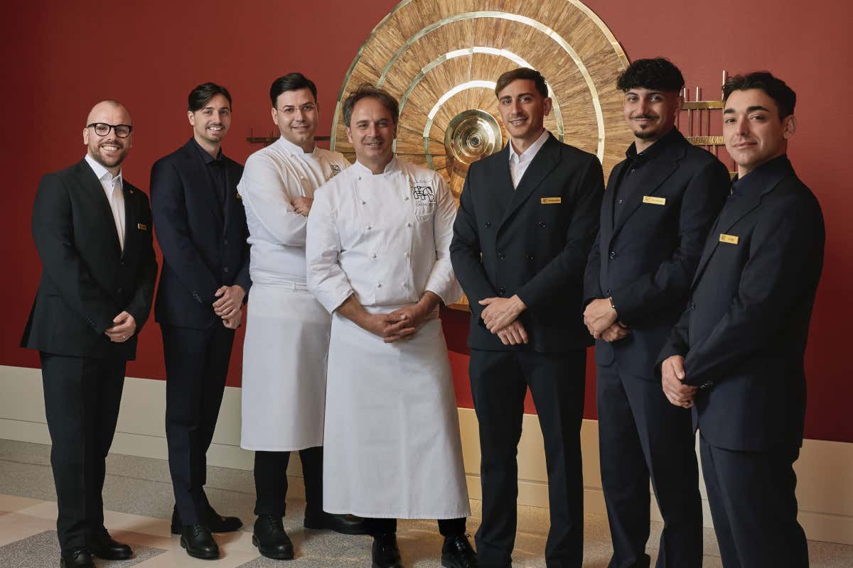 A Napoli apre Deschevaliers, il nuovo fine dining di Nino Di Costanzo A Napoli apre Deschevaliers, il nuovo fine dining di Nino Di Costanzo