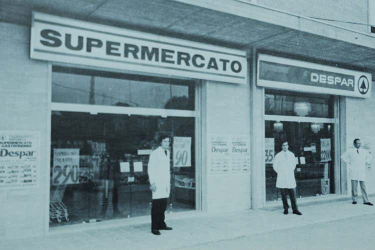Immagine d'epoca per un punto vendita Despar Despar è Marchio Storico italianoNel 1960, i primi supermercati Immagine d'epoca per un punto vendita Despar Despar è Marchio Storico italianoNel 1960, i primi supermercati