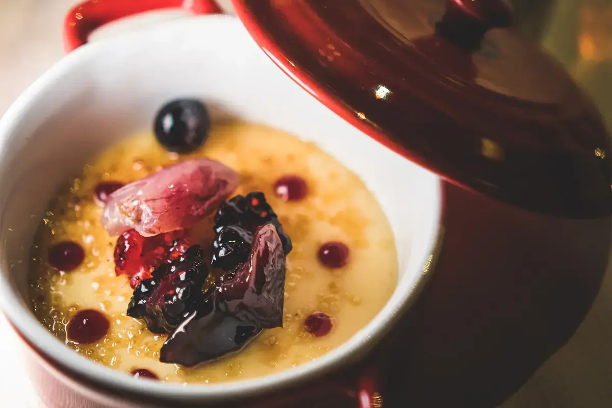 Cr&egrave;me br&ucirc;l&eacute;e al Grana Padano Dop 12 mesi, uva e frutti di bosco &ldquo;Nati per stare insieme&rdquo; da Tano Passami l&rsquo;Olio