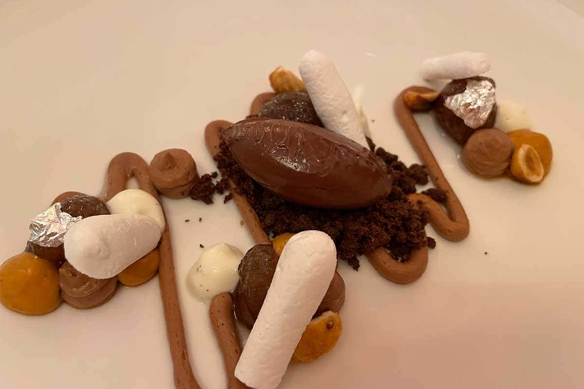 Crumble al cioccolato alla base, mousse di gianduia, salsa di nocciola, nocciola fresca, meringa all’italiana e panna Il Majestic di Bologna cambia faccia: in cucina il giovane Guglielmo Araldi