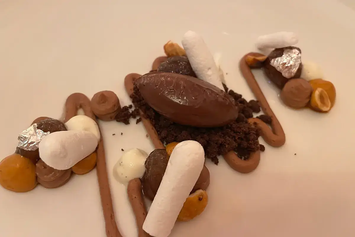 Crumble al cioccolato alla base, mousse di gianduia, salsa di nocciola, nocciola fresca, meringa all’italiana e panna Il Majestic di Bologna cambia faccia: in cucina il giovane Guglielmo Araldi