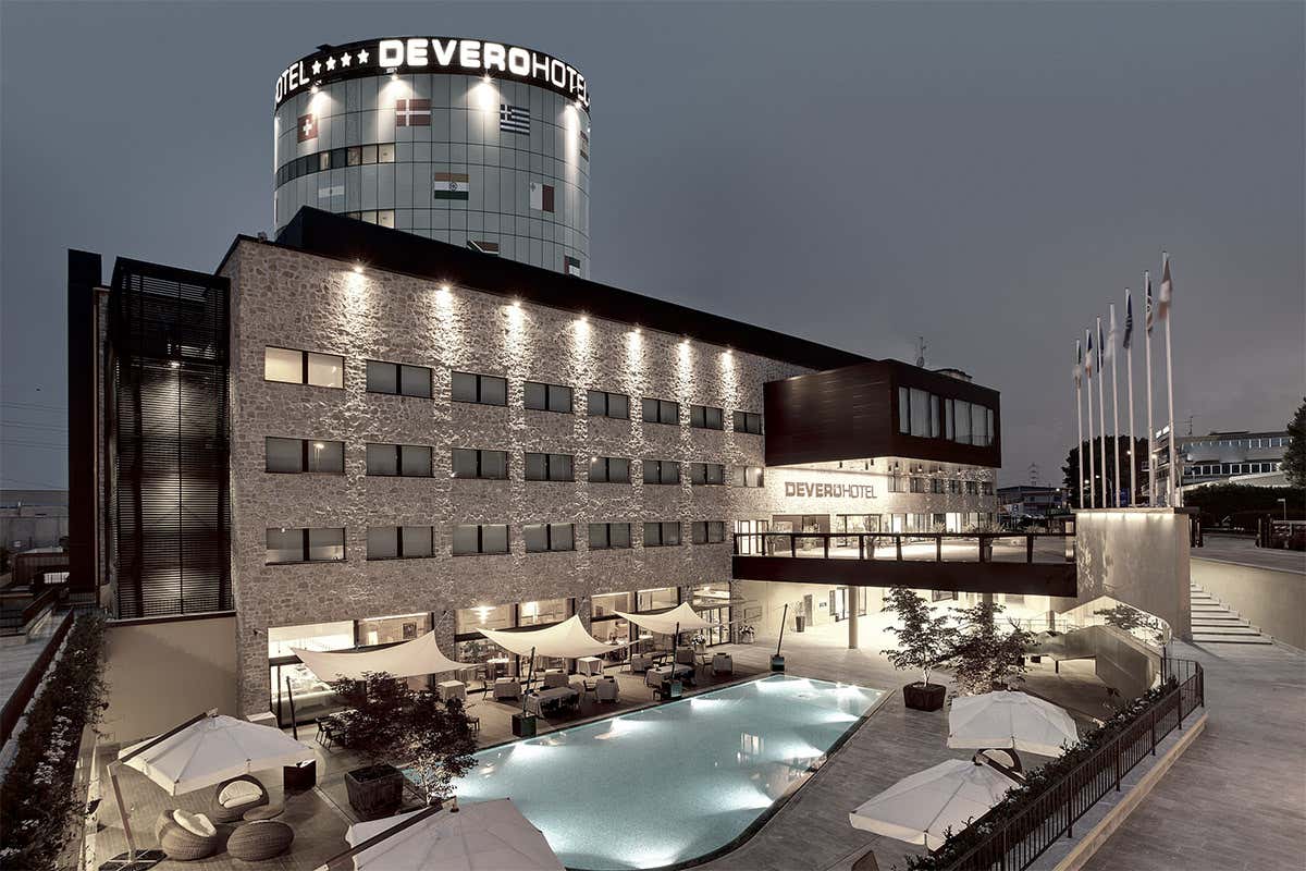 Devero Hotel negli ultimi anni si è distinto come punto di destinazione per l’ospitalità Al Devero Hotel apre il ristorante Essenza Devero Hotel negli ultimi anni si è distinto come punto di destinazione per l’ospitalità Al Devero Hotel apre il ristorante Essenza