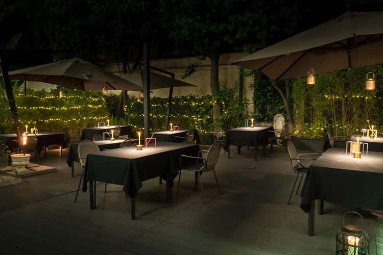 Il giardino del ristorante All'Oro - Di Giacinto: Ora ci vuole coraggio Prima dei piatti, la sicurezza