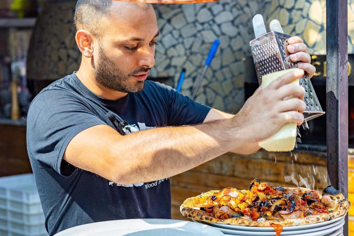 Ciro Di Maio e l'omaggio a Totò (e a Napoli) con la “Margherita Fojuta” Ciro Di Maio e l'omaggio a Totò (e a Napoli) con la “Margherita Fojuta”