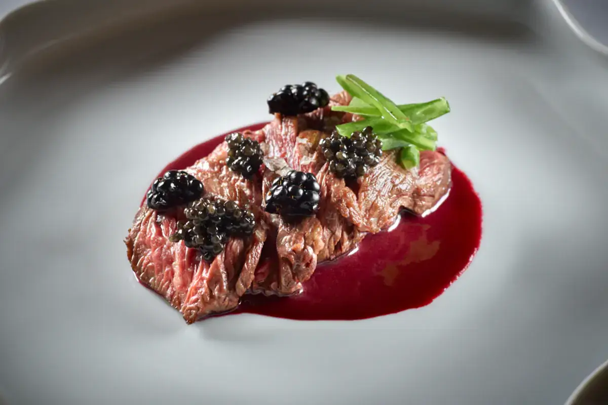 Diaframma di Redena, more e caviale prestige Calvisius: il signature dish che non pu&ograve; mancare Cucina stellata ad alta quota: lo chef Davide Rangoni amplia l&rsquo;offerta