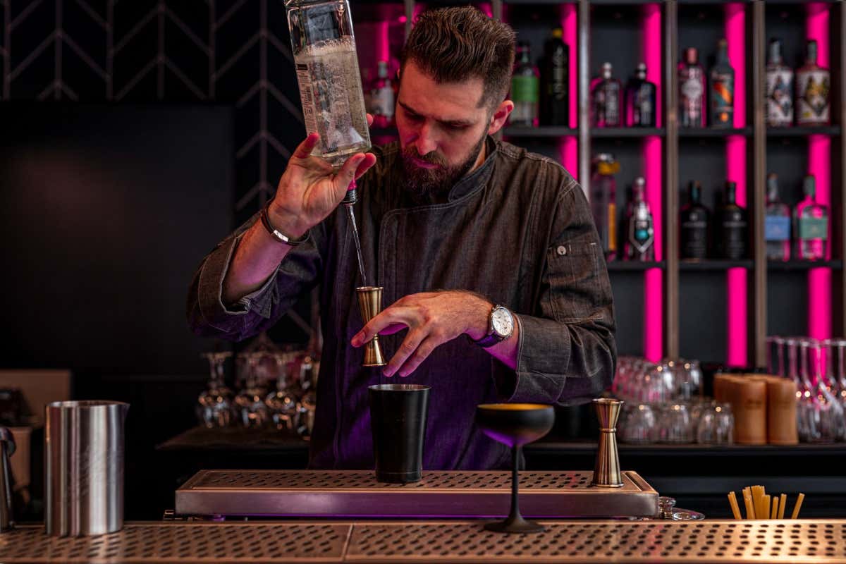 Adrian Cristian (foto Nicolò Brunelli) Sfida tra cucina licquida e solida al Dialogue di Brescia Adrian Cristian (foto Nicolò Brunelli) Sfida tra cucina licquida e solida al Dialogue di Brescia