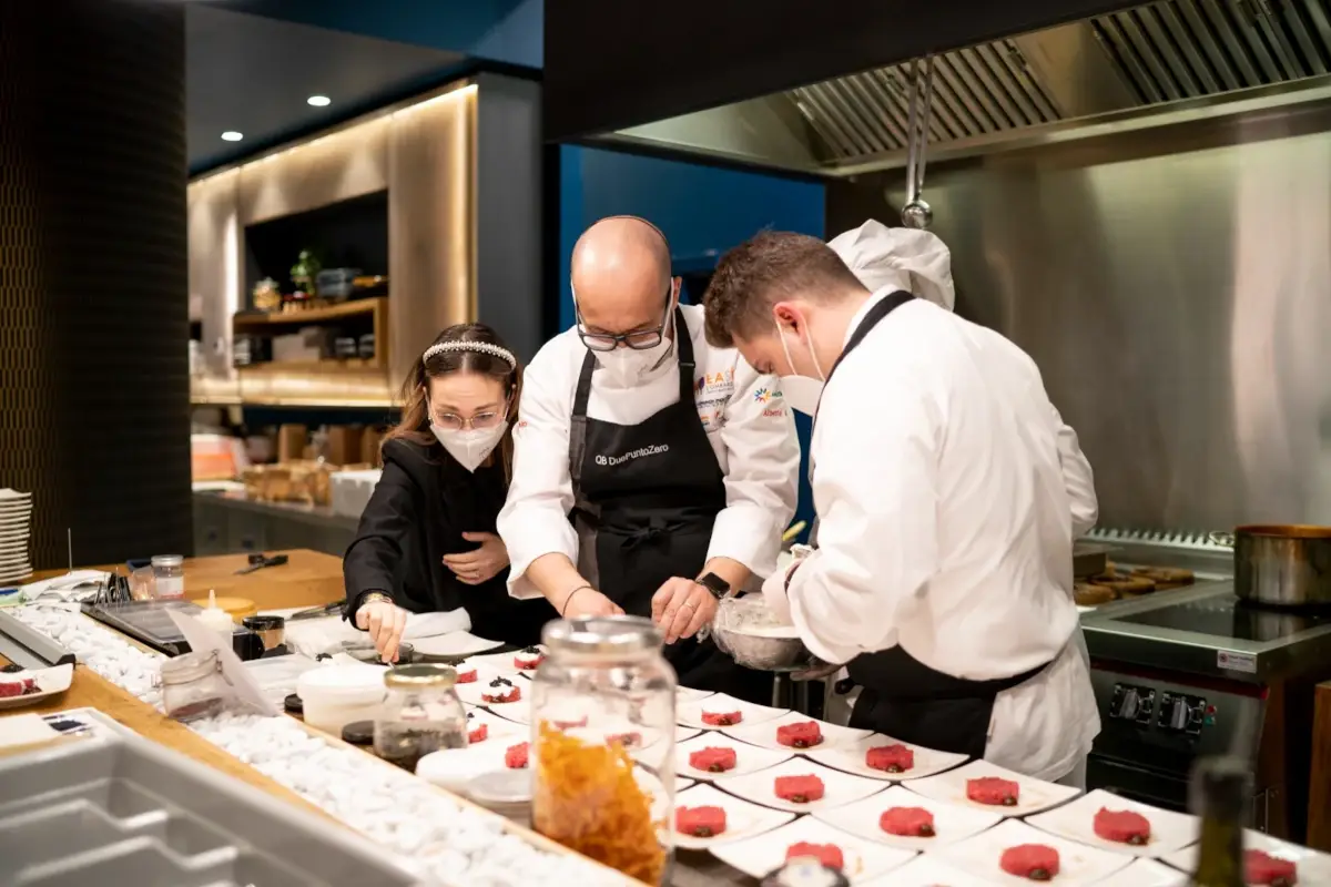 Un momento della serata al Dialogue&nbsp; Al Dialogue &egrave; andata in scena la sfida tra cucina solida e cucina liquida