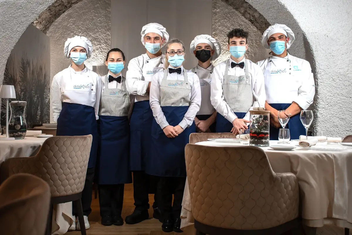 La brigata del Didaktico di Lecco&nbsp; Didaktico, quando l'alberghiero diventa... un ristorante