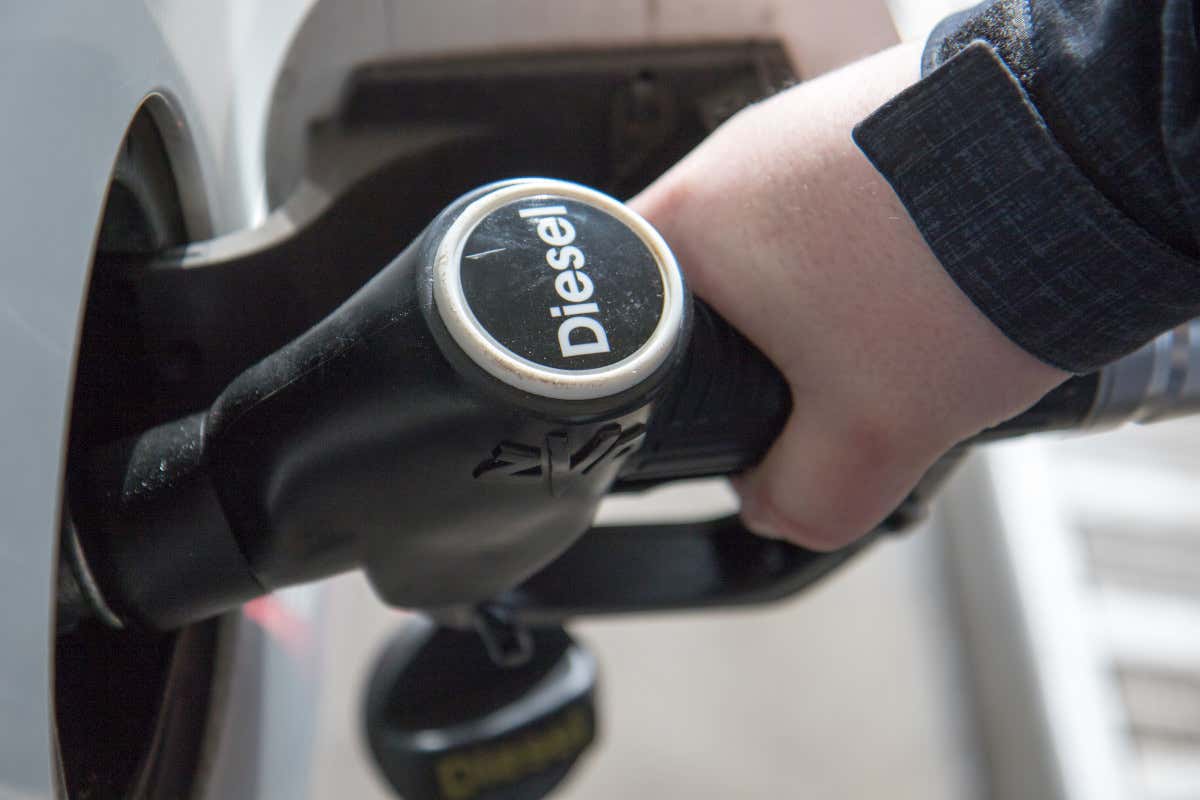 Caro carburante, aumenta ancora il costo del diesel: self a 1,816 euro al litro