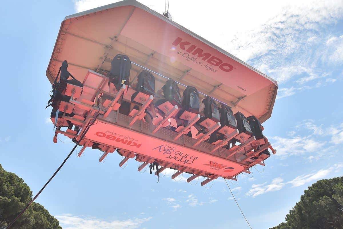 Dinner in the Sky a Brescia: a Castello Malvezzi si mangia a 50 metri di altezza