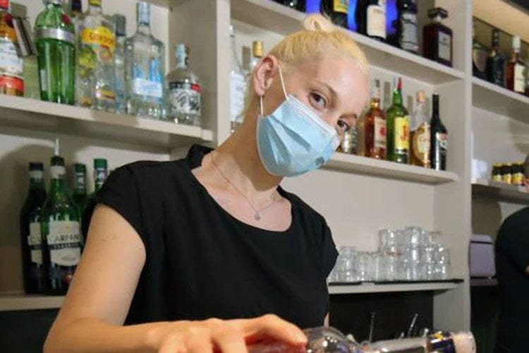 Nicoletta, la barista di Firenze rimasta senza lavoro - Firenze, la burocrazia chiude un bar La dipendente: Ora come mangio?