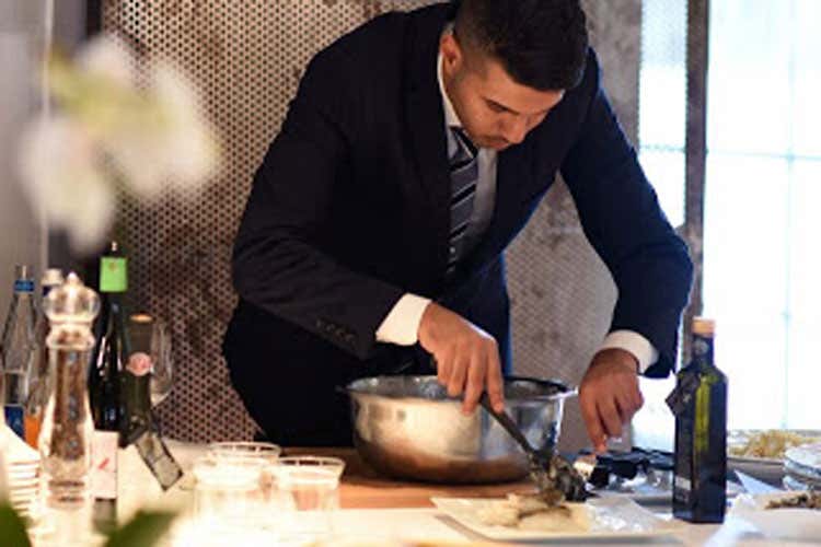 Tornerà anche il servizio al tavolo? - Ristoranti, rivoluzione in sala La ripresa passa dalla formazione Tornerà anche il servizio al tavolo? - Ristoranti, rivoluzione in sala La ripresa passa dalla formazione