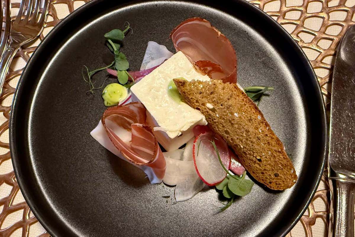 Mousse al rafano, speck altoatesino e pane nero