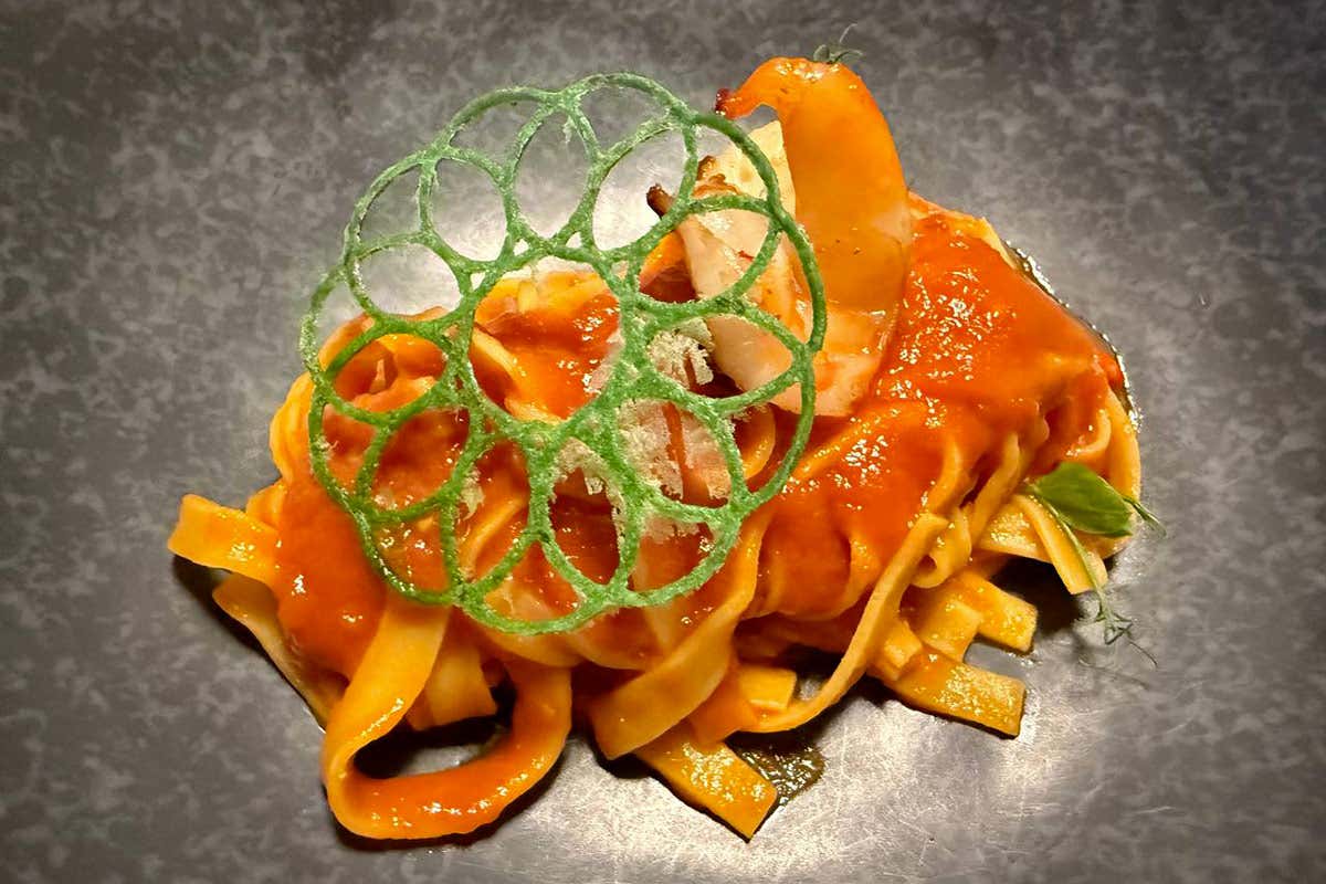 Tagliatelle, fondo ai crostacei, pomodoro e gambero