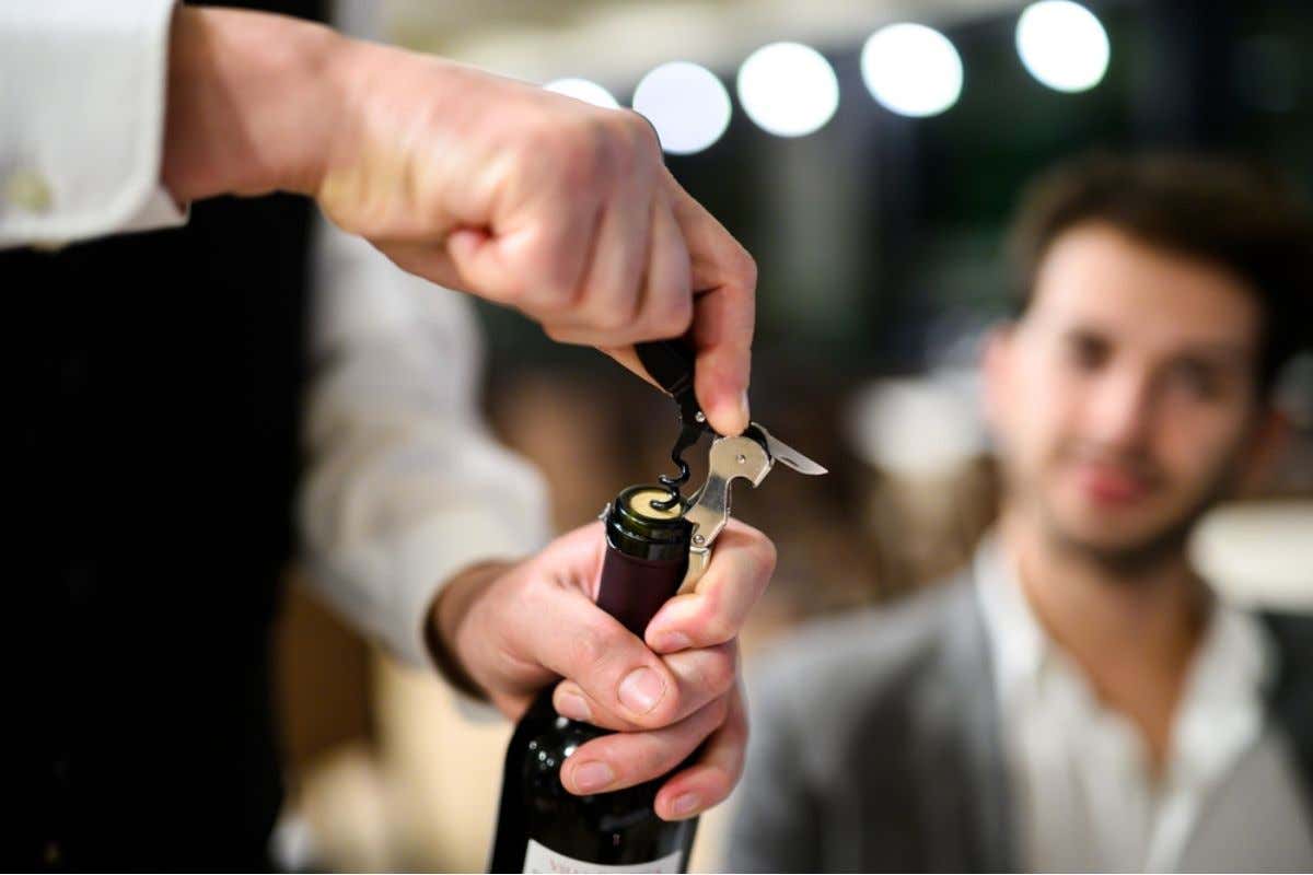 8€ per aprire una bottiglia di vino: perché non si tratta di “diritto di tappo”?