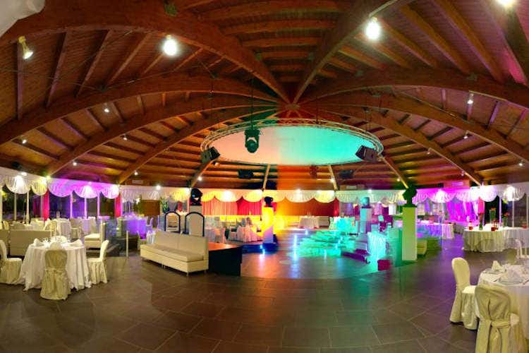 Cambiano le discoteche, cene al posto del ballo Cene e aperitivi sulle piste da ballo La metamorfosi delle discoteche