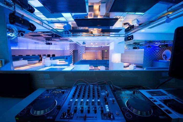 Dj in consolle e tavolini sulla pista da ballo - Cene e aperitivi sulle piste da ballo La metamorfosi delle discoteche