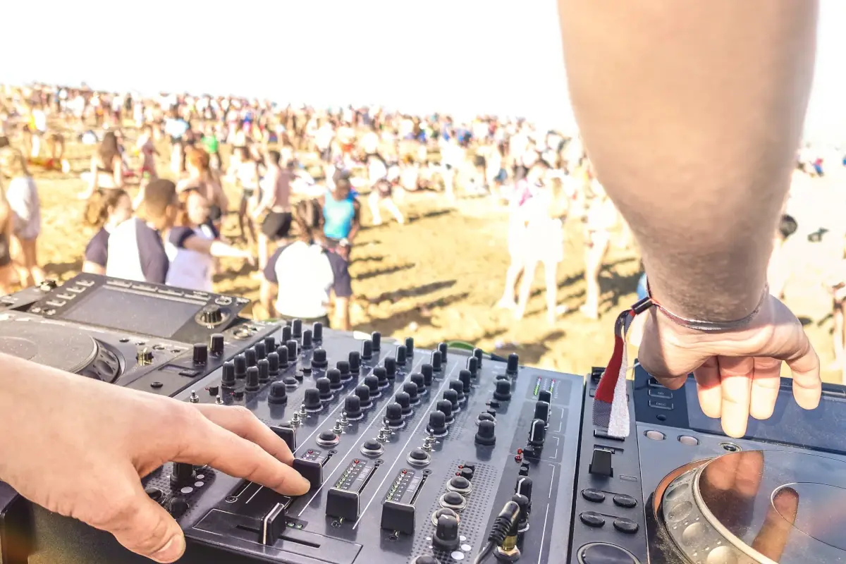 Bollette alle stelle e carenza di personale, il settore delle discoteche &egrave; ancora in crisi