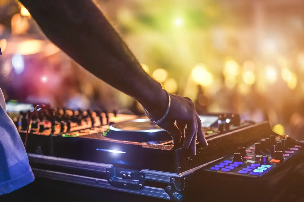 Nuove disposizioni sul diritto d'autore per le discoteche Sulle discoteche anche la scure del diritto d&rsquo;autore: si paga due volte!