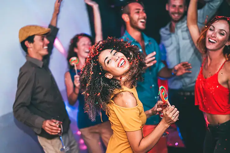 In discoteca niente mascherina solo quando si balla in pista o si consuma un drink al bar Dopo 20 mesi da incubo, ad Halloween le discoteche rinascono. Ma le difficolt&agrave; non mancano