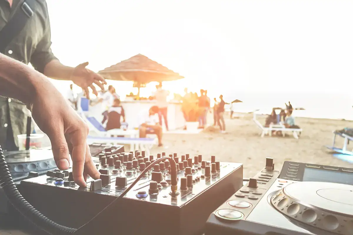 L'apertura delle discoteche, secondo i protocolli gi&agrave; presentati, comincerebbe con i locali all'aperto e senza mascherina per chi balla Dubbi sul green pass? Discoteche pronte a fare da apripista per controllare la movida