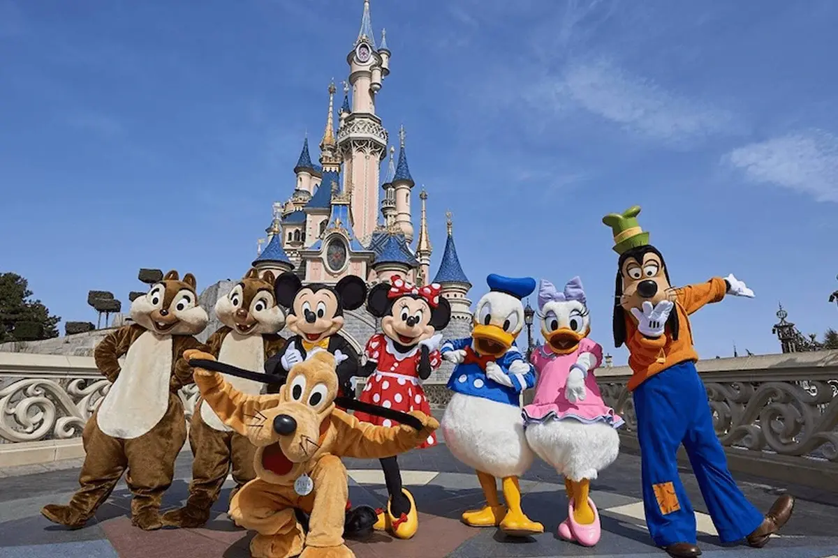 Disney impone ai dipendenti nei parchi di vaccinarsi Vuoi lavorare nei parchi di Disney? Devi essere vaccinato