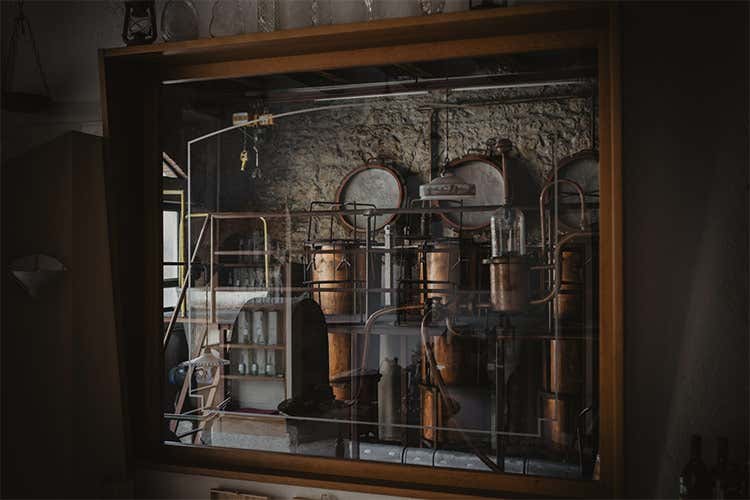 La distilleria, da cinque generazioni, con alambicchi di rame - Lentezza e qualit&agrave; delle vinacce I segreti della Distilleria Schiavo