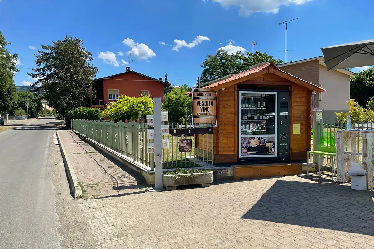 Il distributore self-service installato dalla famiglia Saviotti Le eccellenze dell'Oltrep&ograve; al distributore self-service