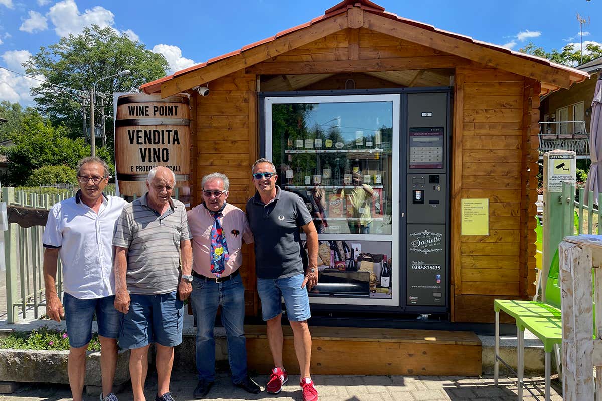 Gli ideatori del progetto Le eccellenze dell'Oltrepò al distributore self-service Gli ideatori del progetto Le eccellenze dell'Oltrepò al distributore self-service