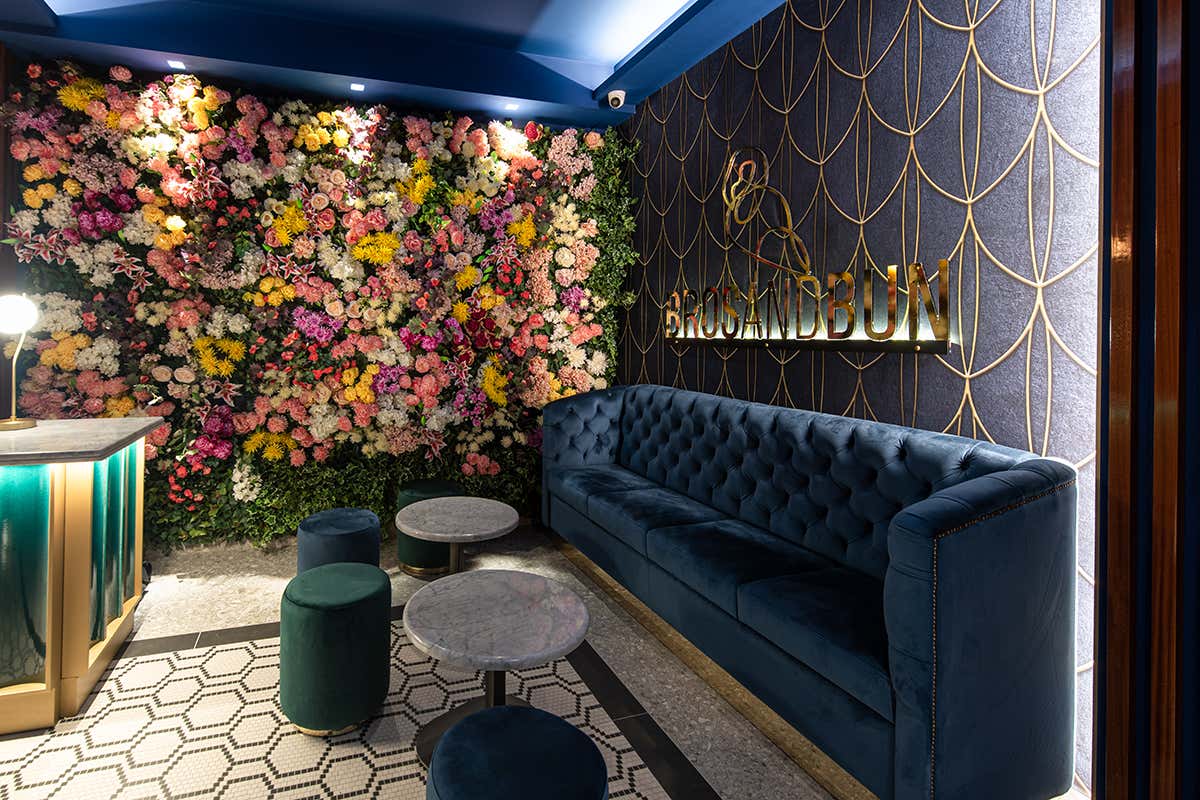 Gli ampi divani in velluto capitonne`. Foto: Aurora Scotto di Minico Bros And Bun ai piedi del Vesuvio: l’habitat ideale per carnivori gourmand