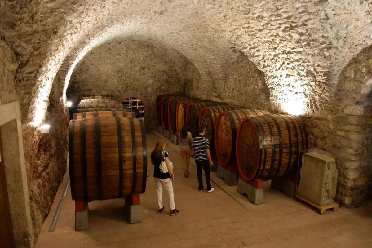 Troppo vino invenduto in Italia, andr&agrave; in distilleria Nelle cantine italiane c'&egrave; troppo vino invenduto. Ora si pensa di distillarlo in alcool
