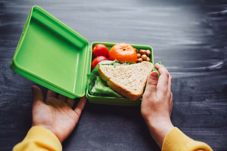 (La doggy bag arriva nelle scuole Sperimentazione anti spreco a Bologna)