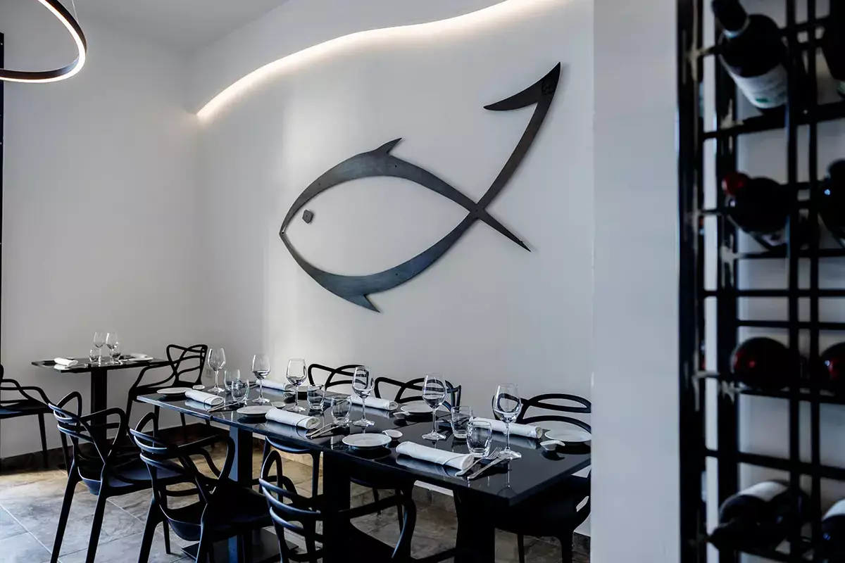 L'elegante sala Due giovani a Roma e un Dogma: pesce freschissimo e brace