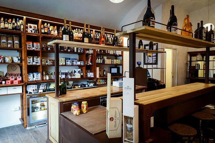La sala interna - A Dolce Emporio le cene gourmet si ordinano anche da portare a casa