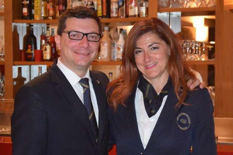 Nicola Bonera e Roberta Agnelli - La dolce sorpresa delle bollicine inglesi Bonera ne rivela tutti i segreti Nicola Bonera e Roberta Agnelli - La dolce sorpresa delle bollicine inglesi Bonera ne rivela tutti i segreti