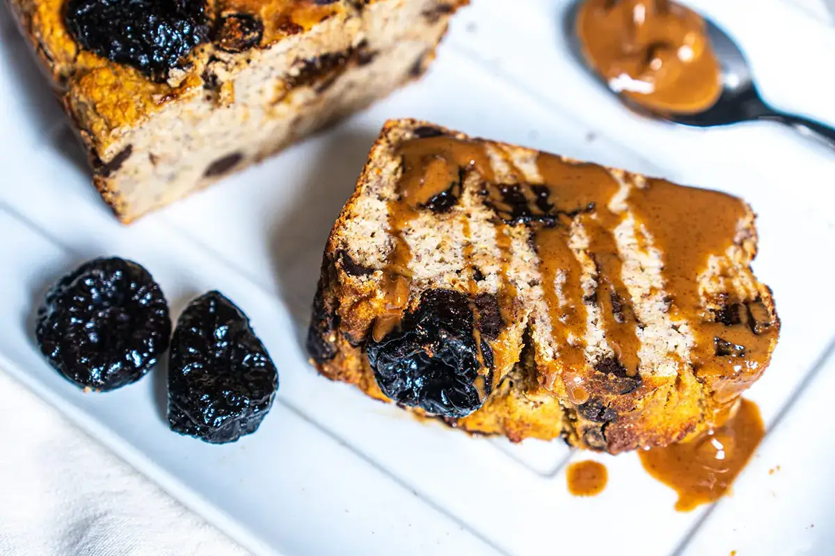 Banana bread con prugne della California e gocce di cioccolato fondente Banana bread con prugne della California e gocce di cioccolato fondente