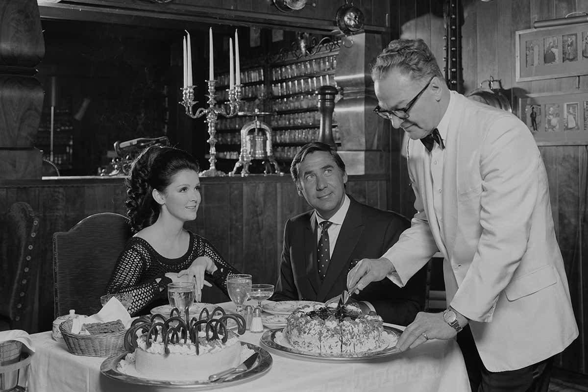 Torta al tavolo, roba da bianco e nero La torta scompare dai ristoranti. I clienti preferiscono la piccola pasticceria Torta al tavolo, roba da bianco e nero La torta scompare dai ristoranti. I clienti preferiscono la piccola pasticceria