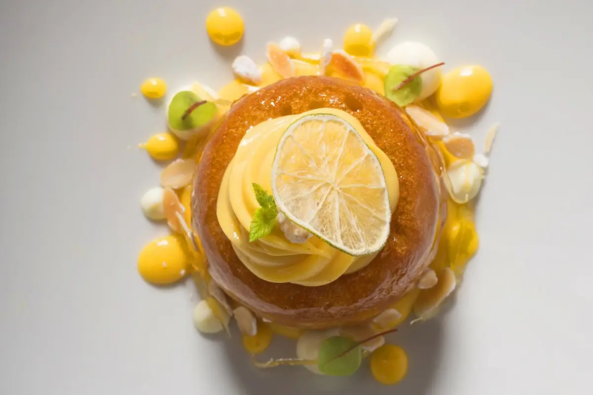 Savarin al limoncello, crema al limone e mandorle sabbiate Due cuochi sono meglio di uno? Al Banchina 63 di Roma sembra proprio di sì!