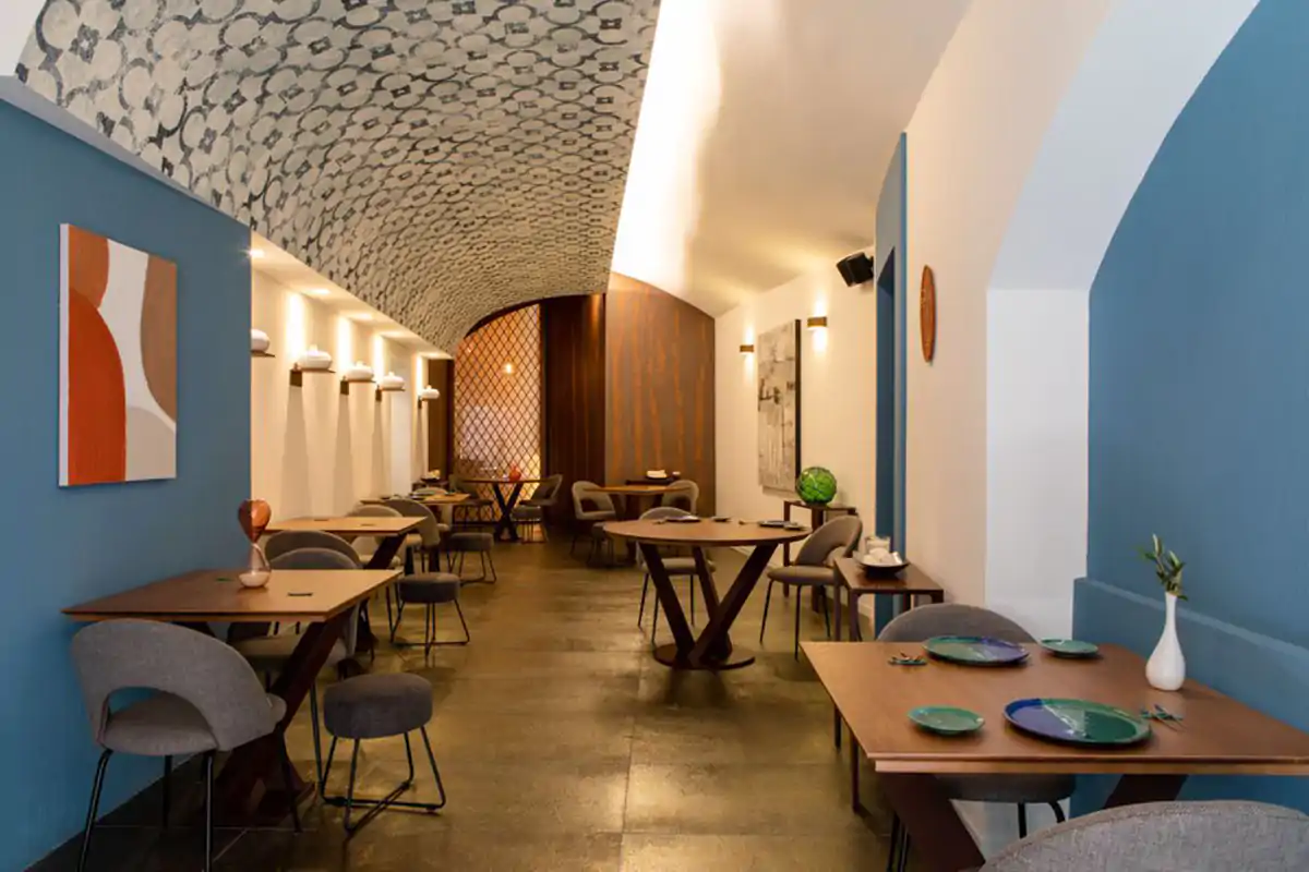 La sala del Dolia Fra terra e mare, a Gaeta apre Dolia Ai fornelli lo chef Emilio Corrado